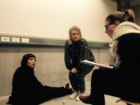 Silke stuurt de acteurs bij in hun spel.